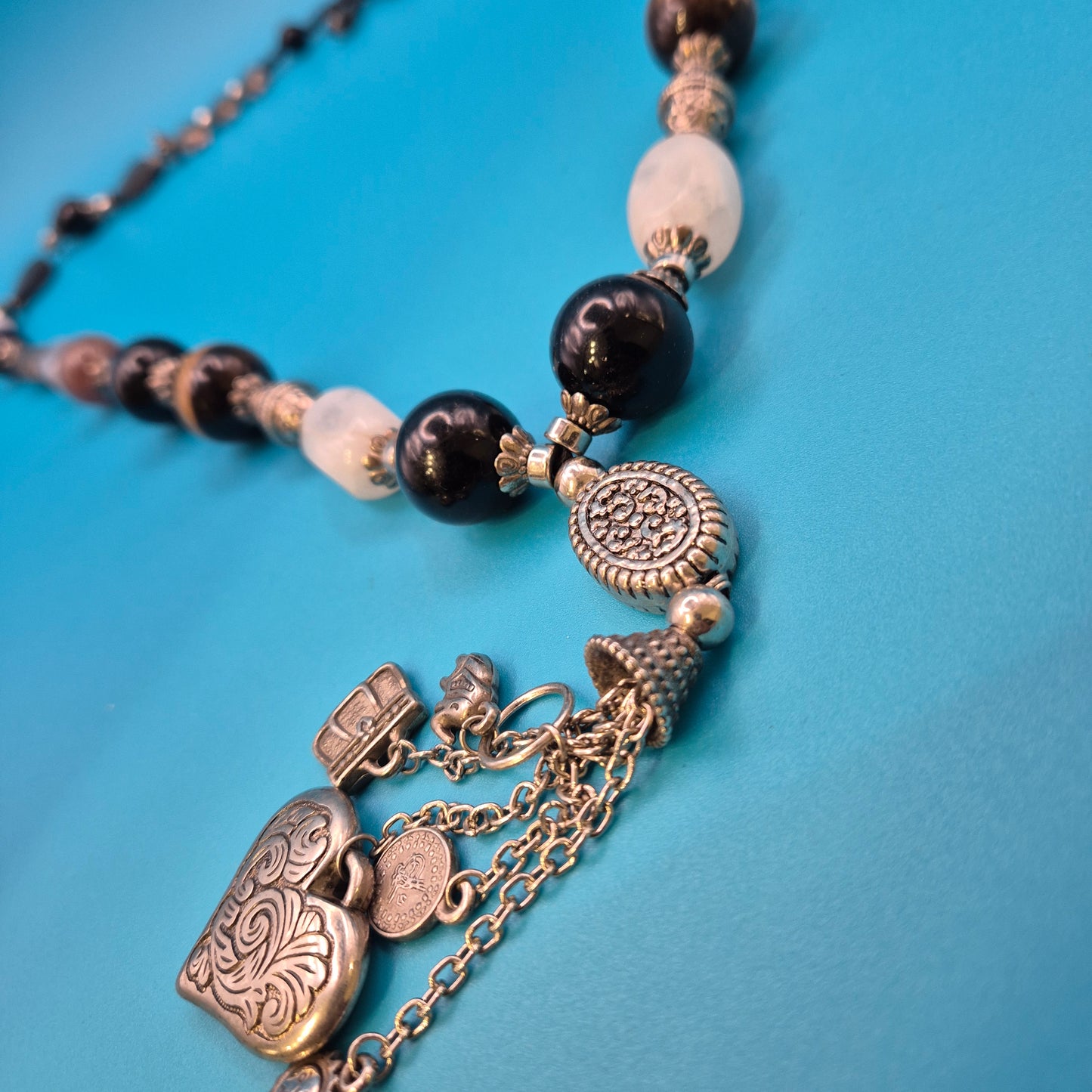Boho-Kette mit Halbedelsteinen, Charm-Anhängern und verspielten Details
