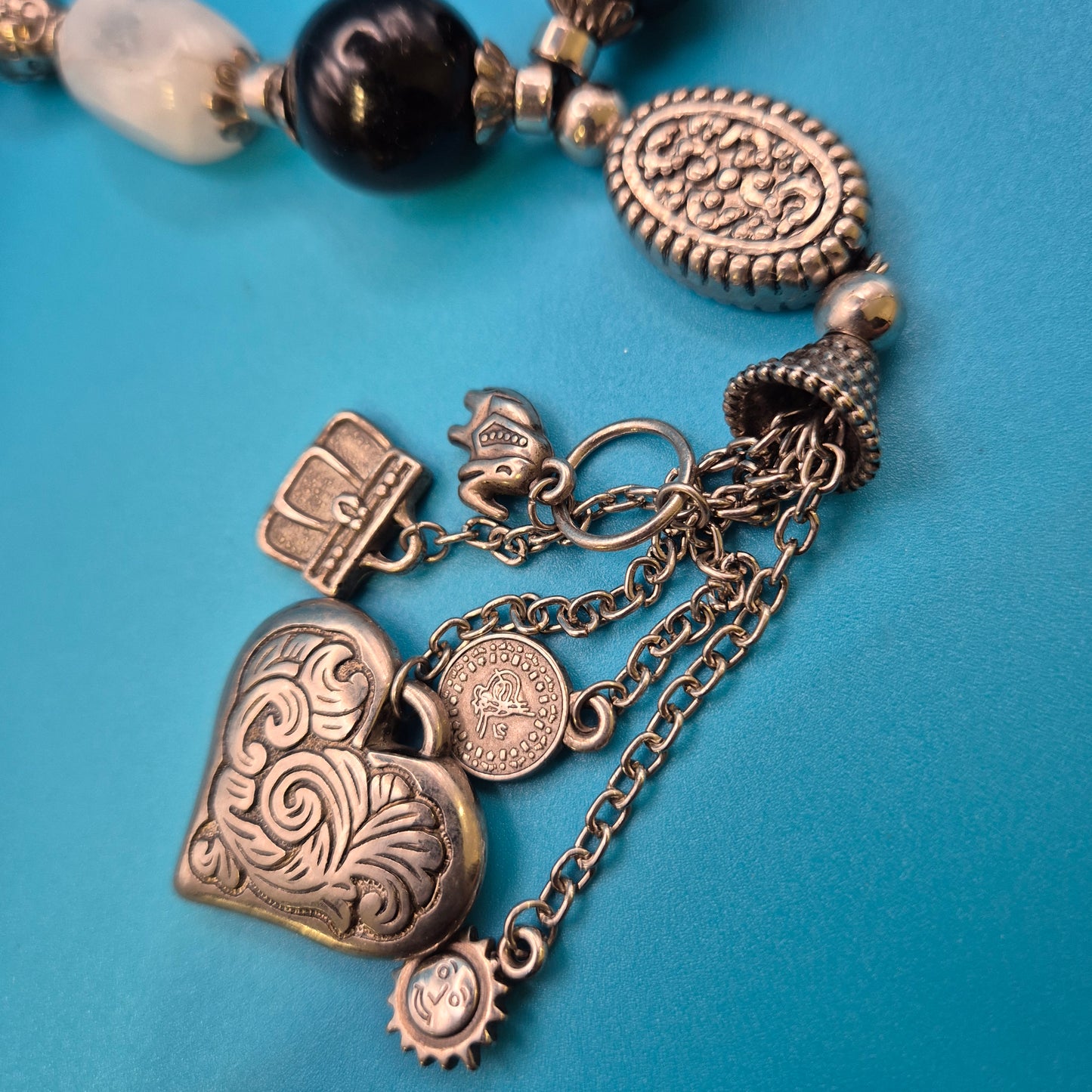 Boho-Kette mit Halbedelsteinen, Charm-Anhängern und verspielten Details