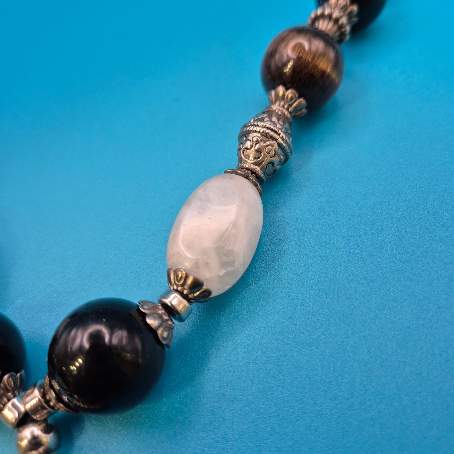 Boho-Kette mit Halbedelsteinen, Charm-Anhängern und verspielten Details