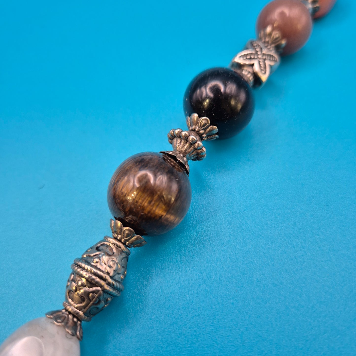 Boho-Kette mit Halbedelsteinen, Charm-Anhängern und verspielten Details