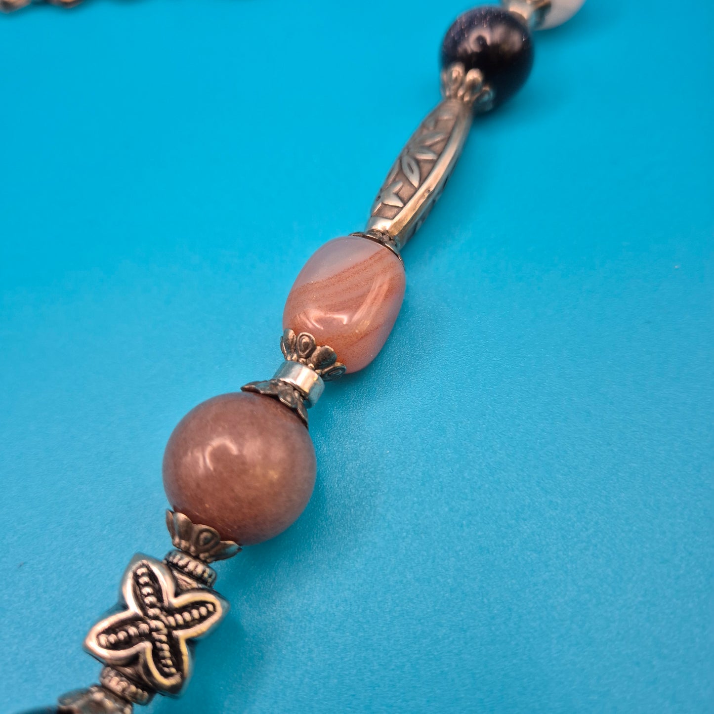 Boho-Kette mit Halbedelsteinen, Charm-Anhängern und verspielten Details