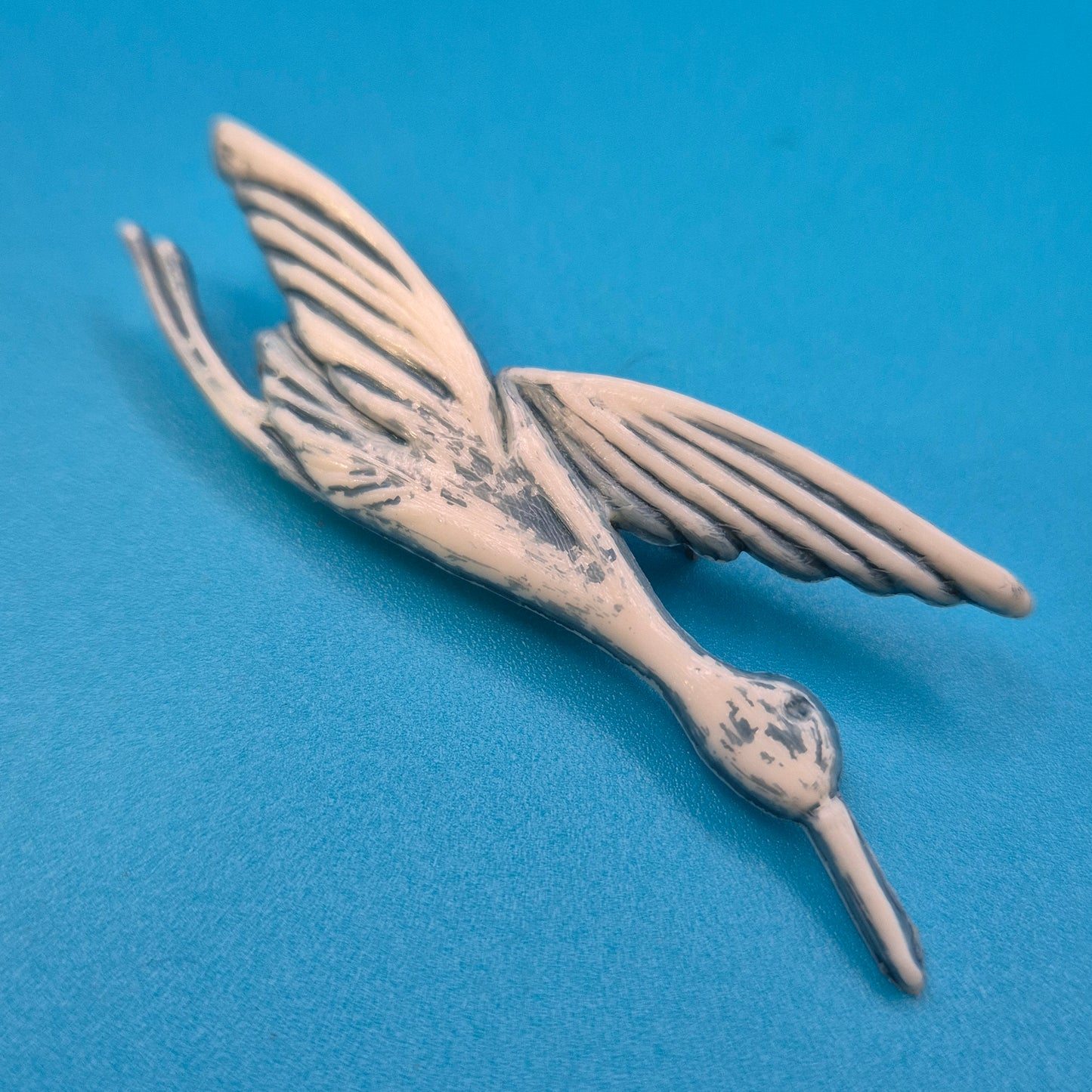 Vintage Vogel Brosche – Filigranes Design in Cremeweiß und Silber-Optik