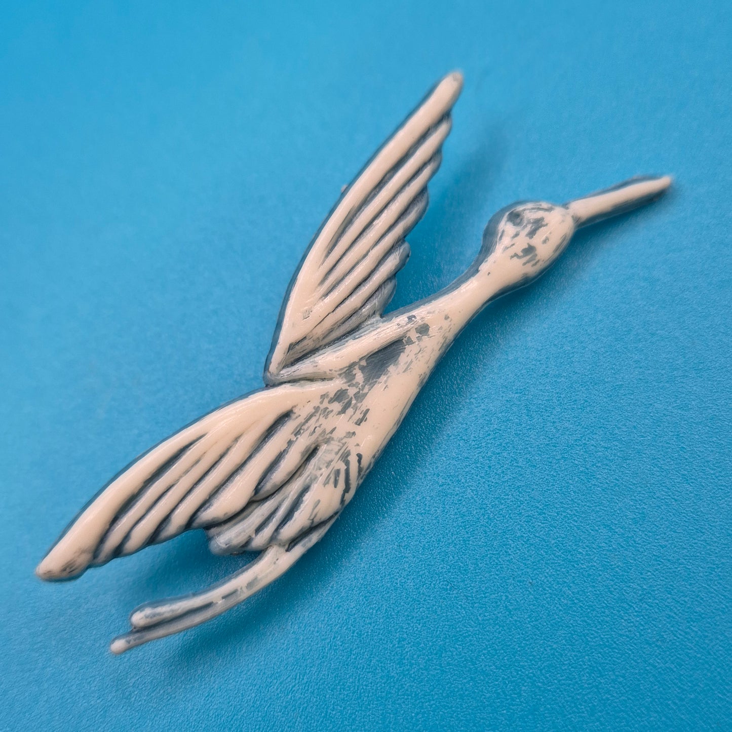 Vintage Vogel Brosche – Filigranes Design in Cremeweiß und Silber-Optik