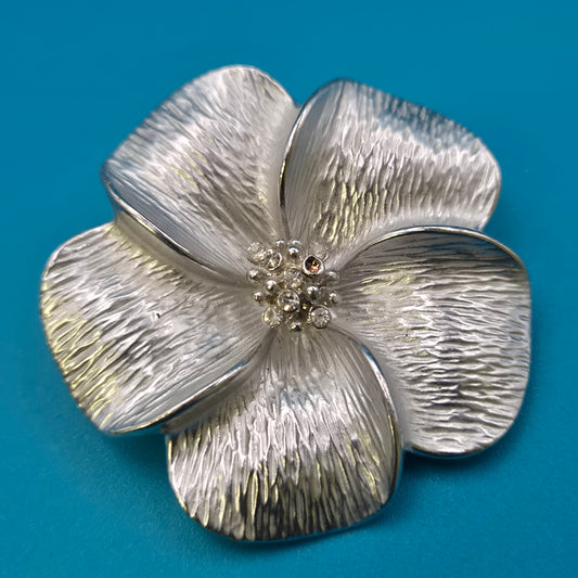 Elegante Vintage-Brosche in Blütenform mit Strass-Akzenten, silberfarben