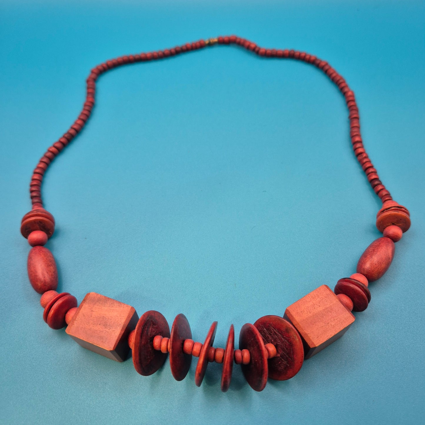 Vintage Holz-Statement-Kette mit geometrischen Akzenten