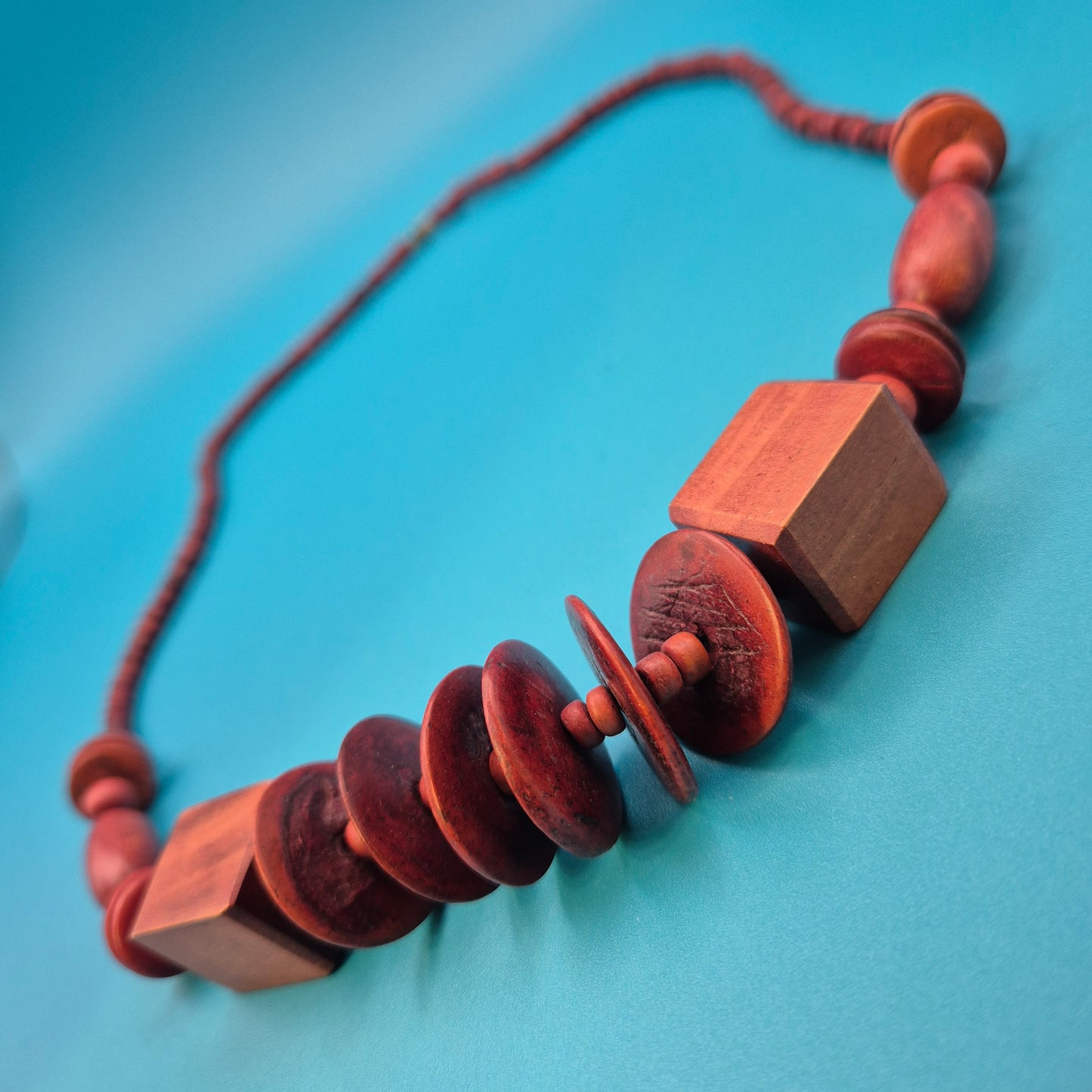 Vintage Holz-Statement-Kette mit geometrischen Akzenten