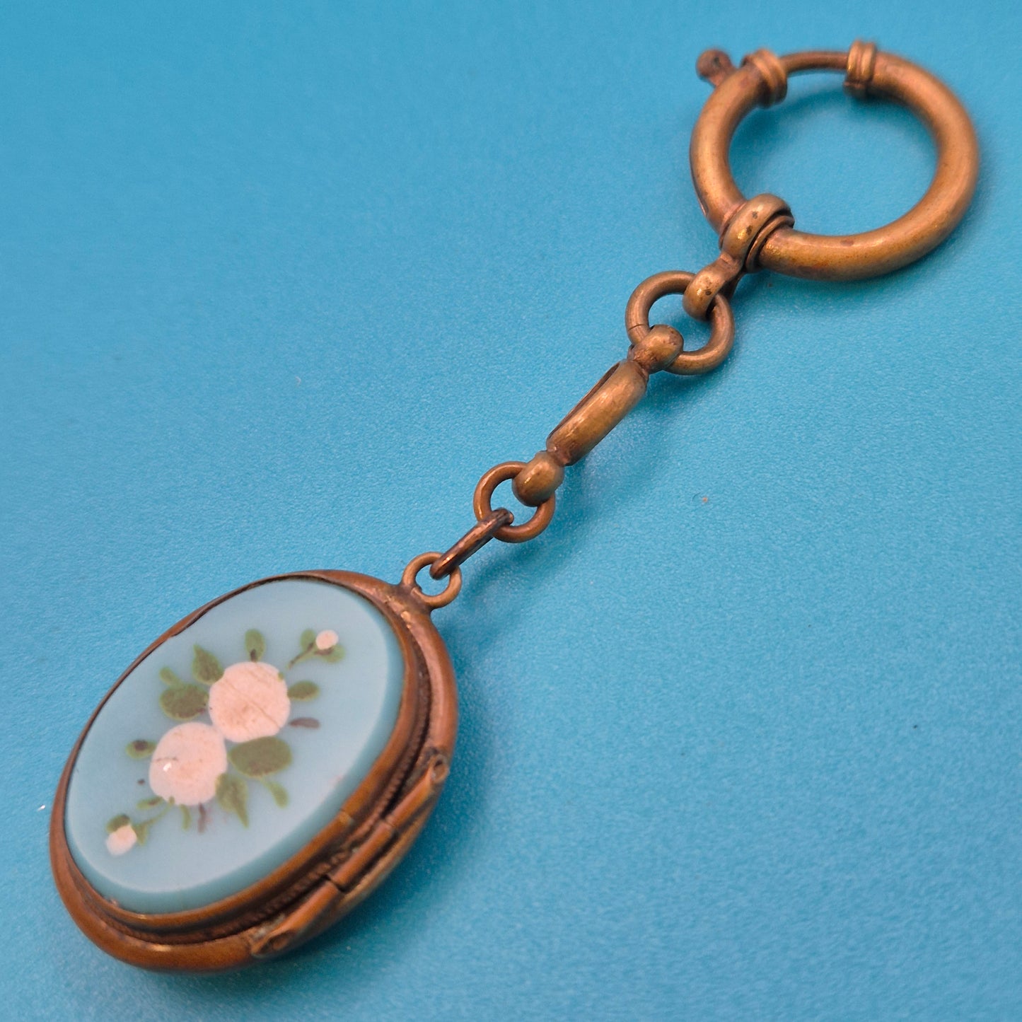 Antiker Medaillon-Anhänger mit floralem Emaille-Inlay und Federring