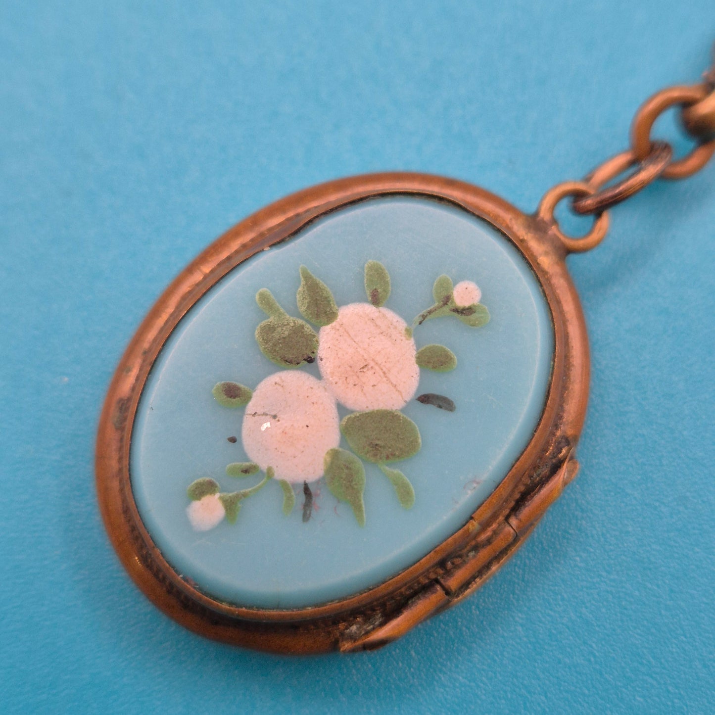 Antiker Medaillon-Anhänger mit floralem Emaille-Inlay und Federring