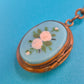 Antiker Medaillon-Anhänger mit floralem Emaille-Inlay und Federring