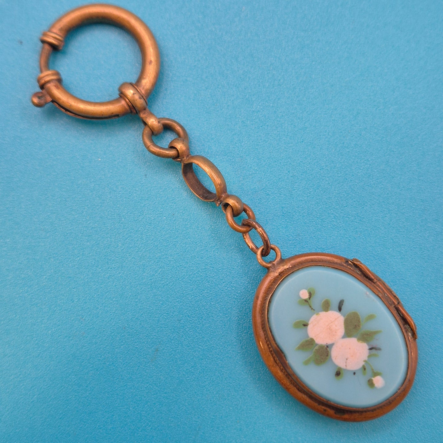 Antiker Medaillon-Anhänger mit floralem Emaille-Inlay und Federring