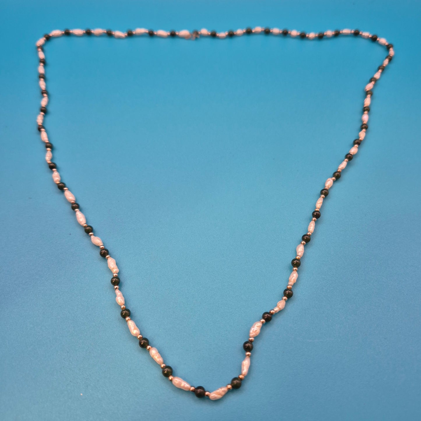 Vintage Kette mit Süßwasserperlen und dunklen Schmucksteinen