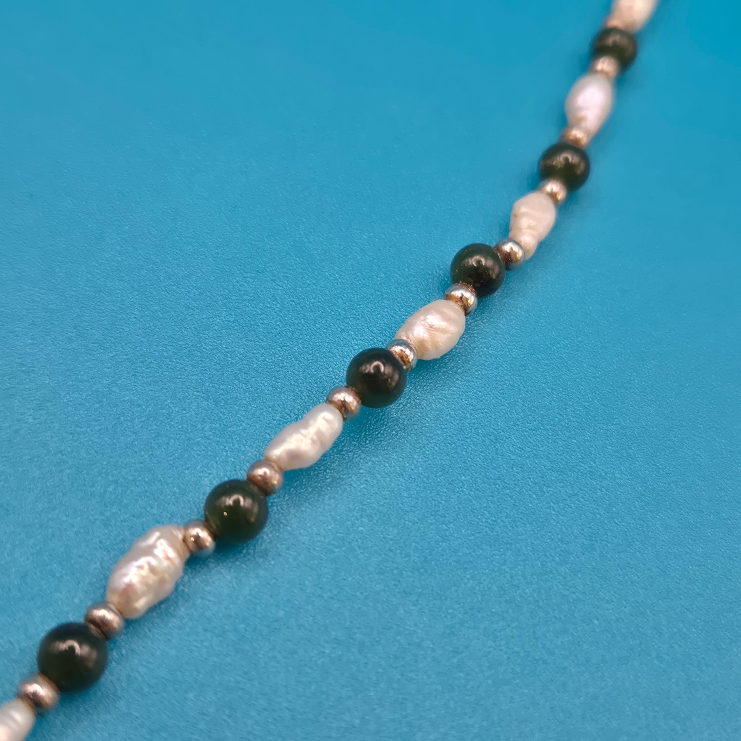 Vintage Kette mit Süßwasserperlen und dunklen Schmucksteinen