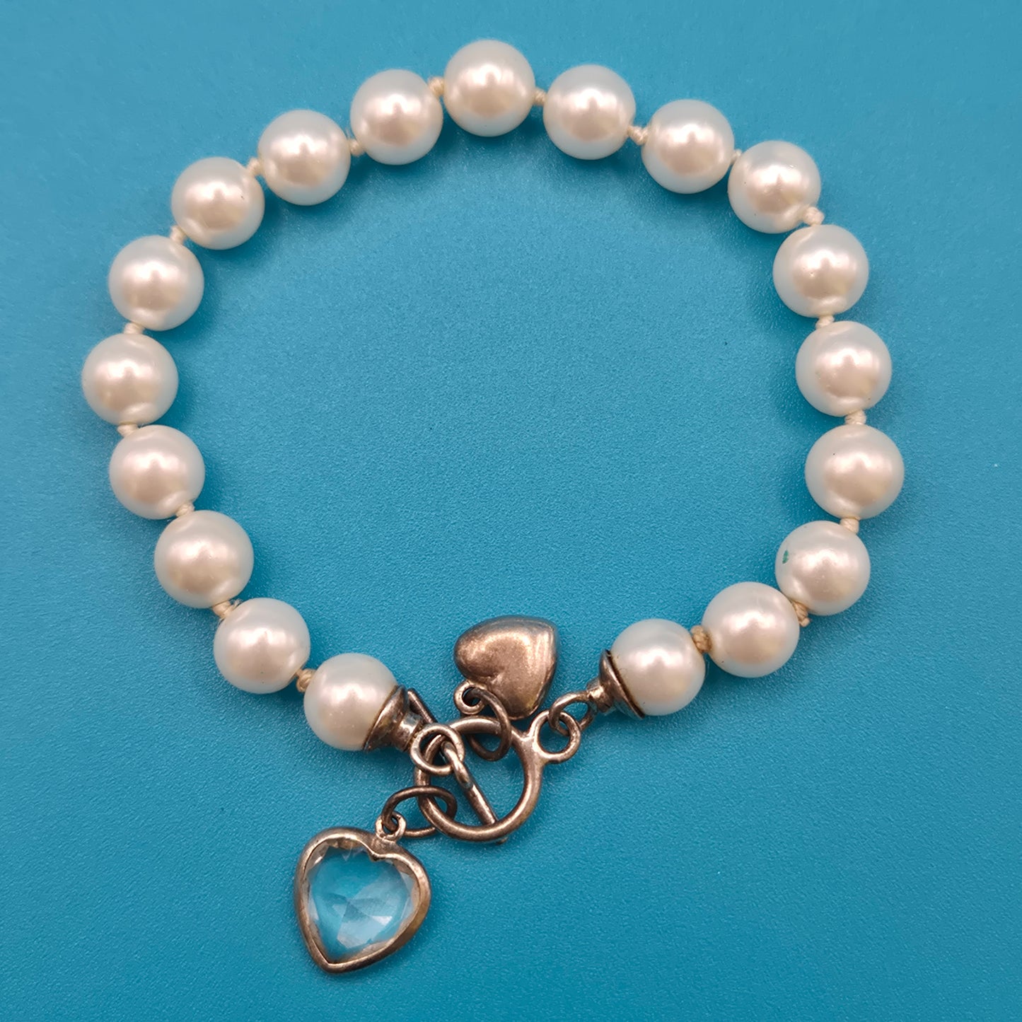 Vintage Perlenarmband mit Herz-Charms und Kristallanhänger