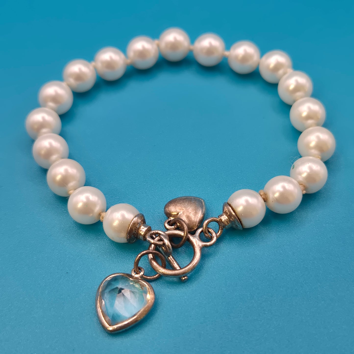 Vintage Perlenarmband mit Herz-Charms und Kristallanhänger