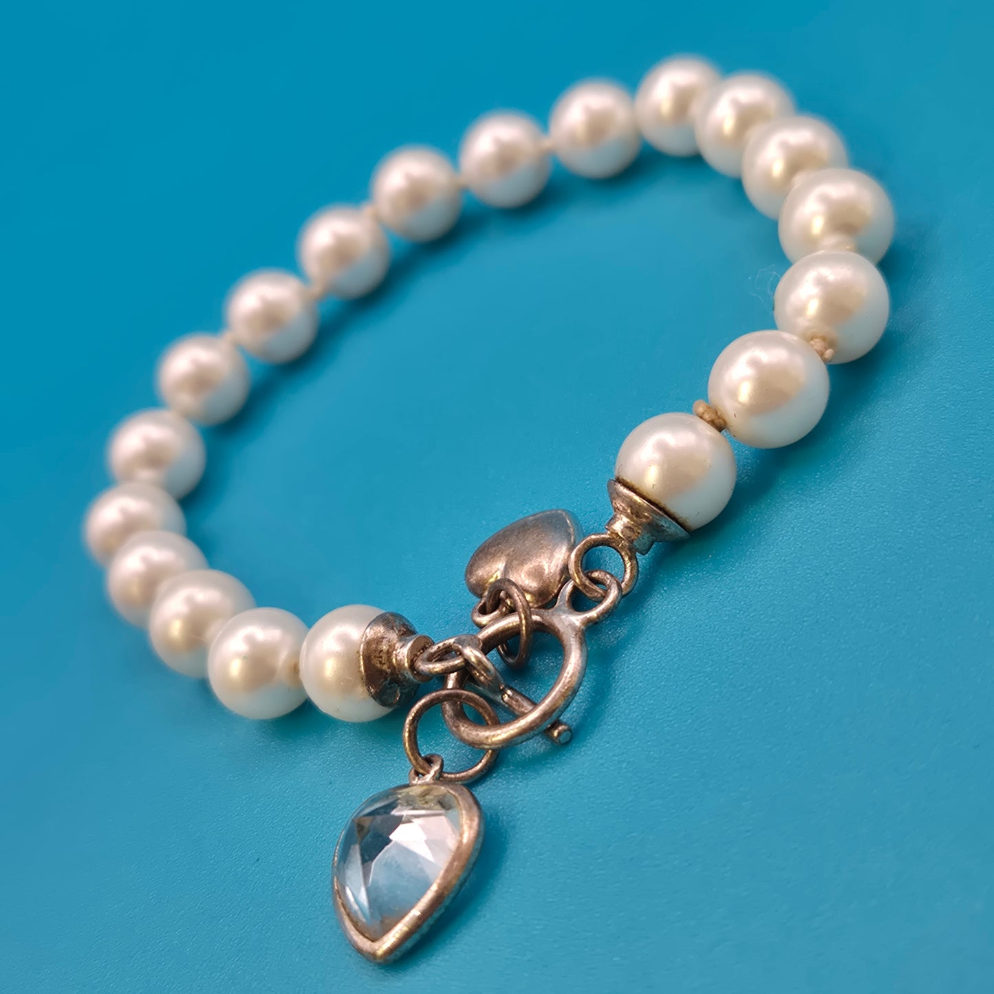 Vintage Perlenarmband mit Herz-Charms und Kristallanhänger