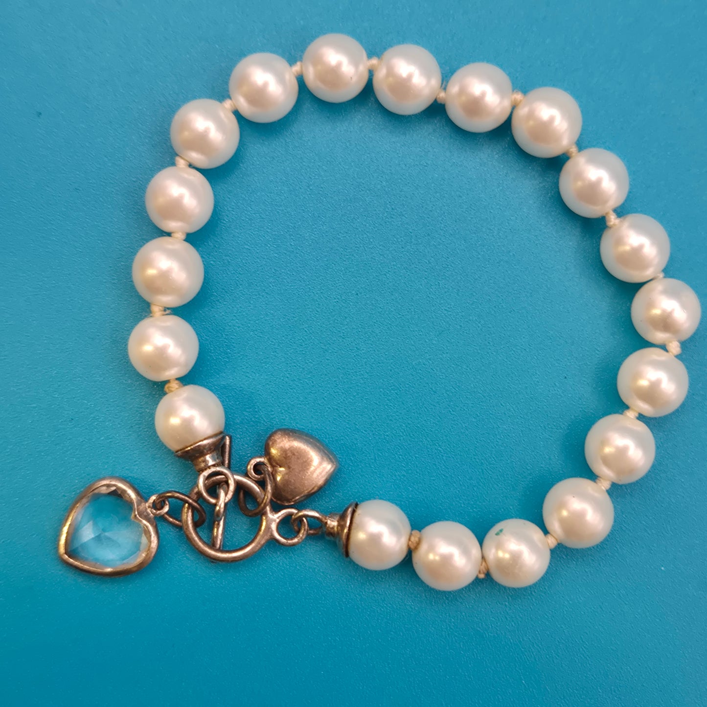 Vintage Perlenarmband mit Herz-Charms und Kristallanhänger