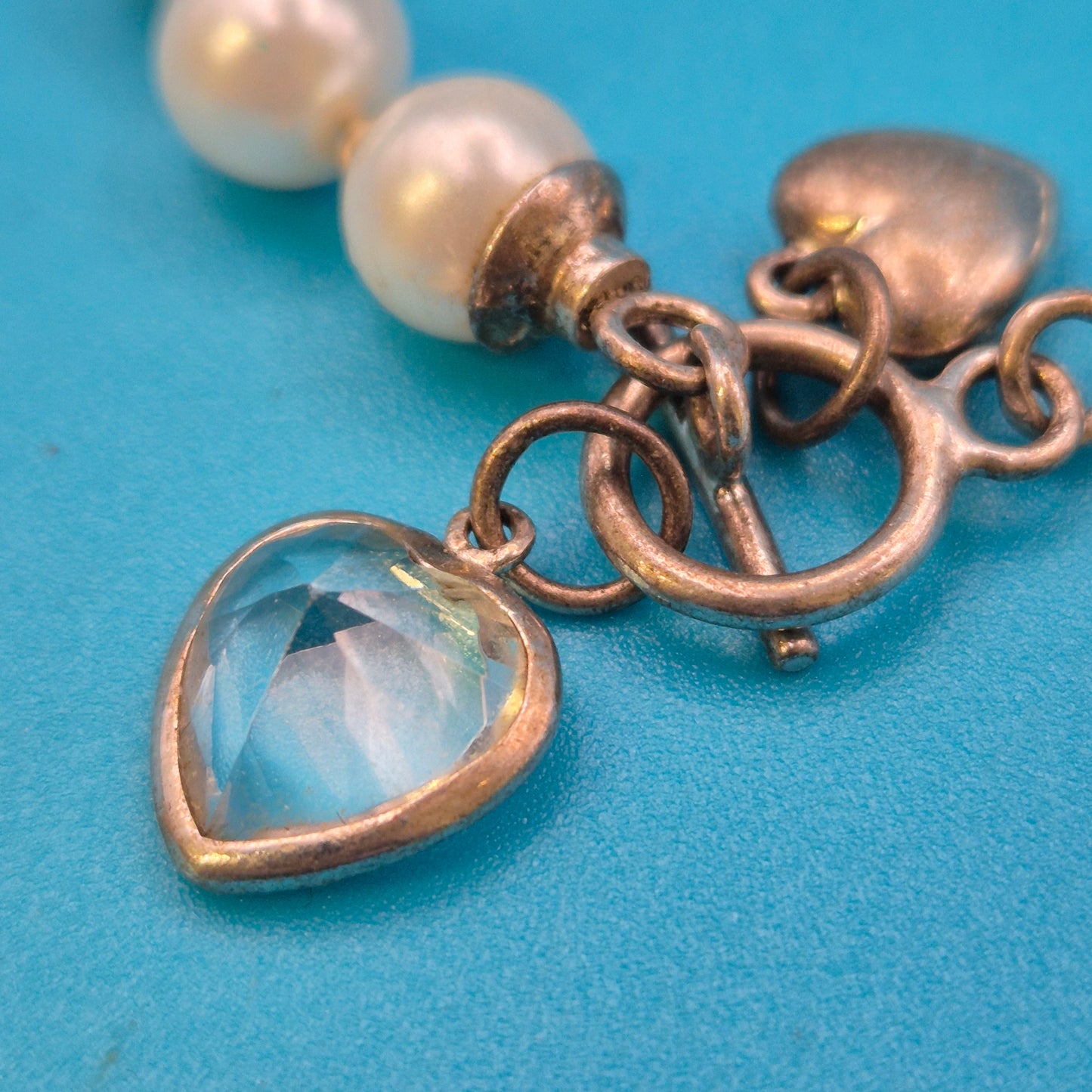 Vintage Perlenarmband mit Herz-Charms und Kristallanhänger