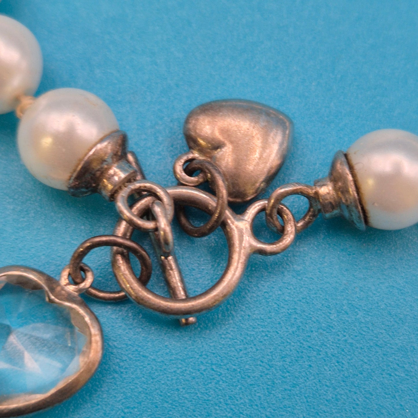 Vintage Perlenarmband mit Herz-Charms und Kristallanhänger