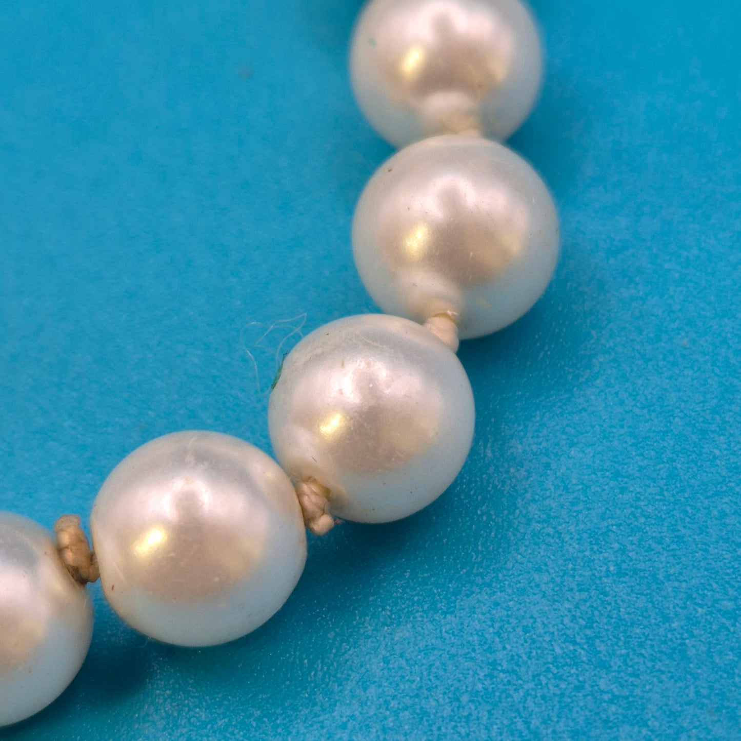 Vintage Perlenarmband mit Herz-Charms und Kristallanhänger