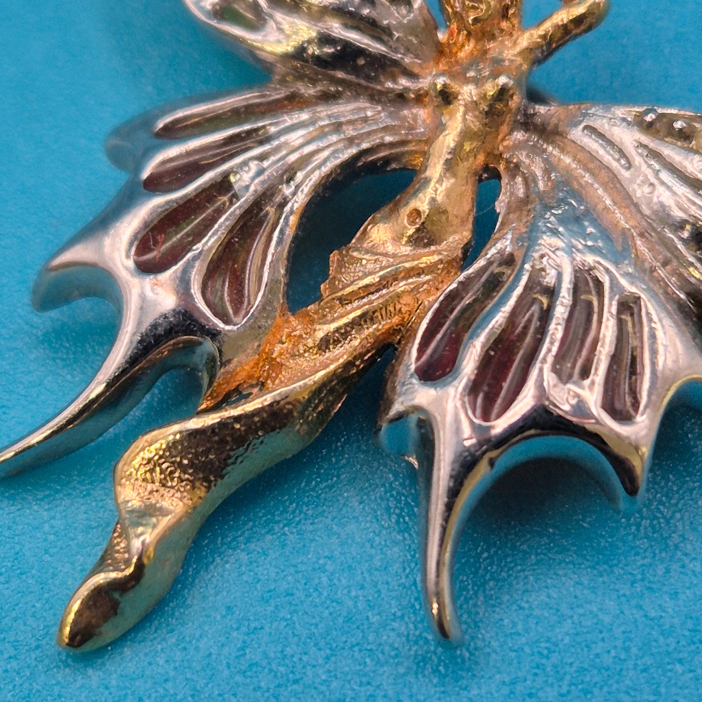 Vintage Fee Brosche mit Strasssteinen und goldfarbenen Akzenten