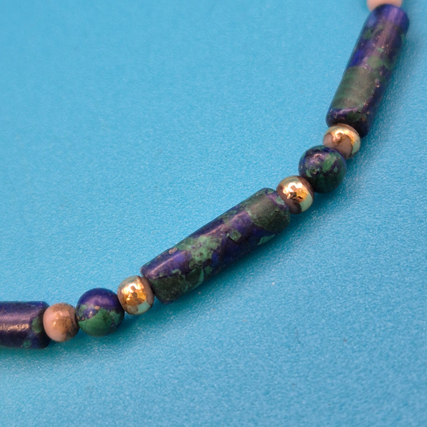 Vintage Azurit-Malachit Perlenarmband mit Goldakzenten