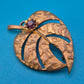 Vintage Blatt-Brosche Goldfarben mit violettem Zirkonia Kristall