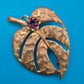 Vintage Blatt-Brosche Goldfarben mit violettem Zirkonia Kristall
