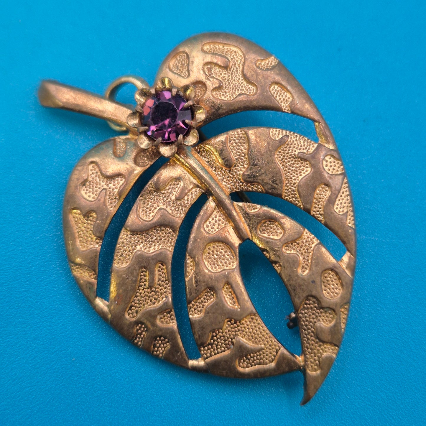 Vintage Blatt-Brosche Goldfarben mit violettem Zirkonia Kristall
