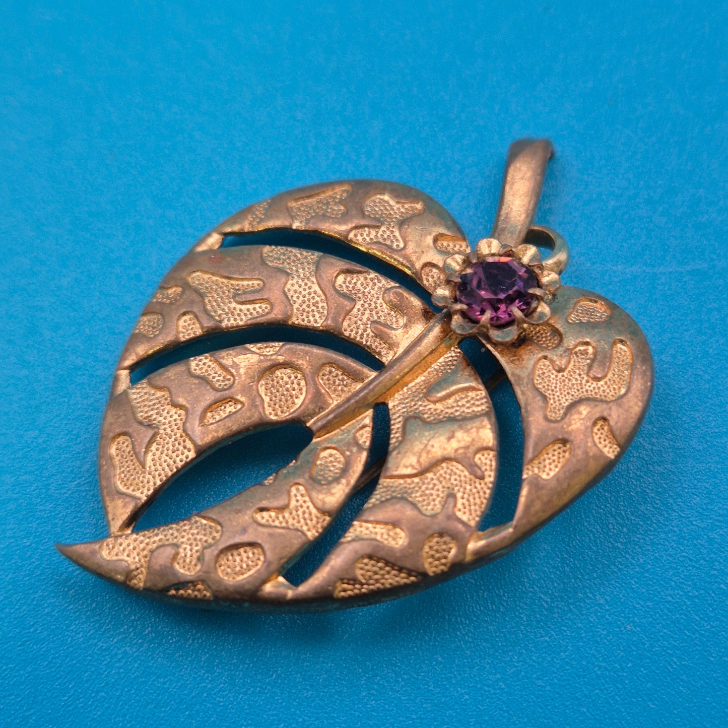 Vintage Blatt-Brosche Goldfarben mit violettem Zirkonia Kristall