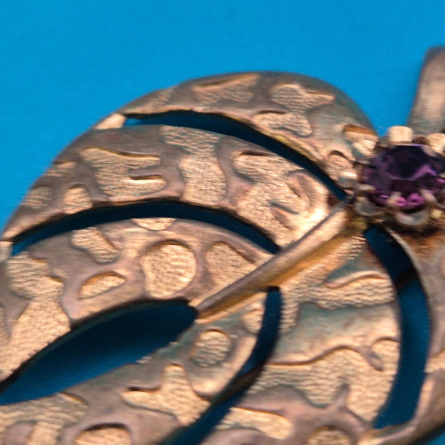 Vintage Blatt-Brosche Goldfarben mit violettem Zirkonia Kristall