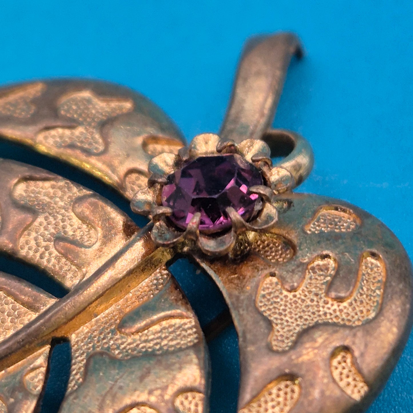 Vintage Blatt-Brosche Goldfarben mit violettem Zirkonia Kristall