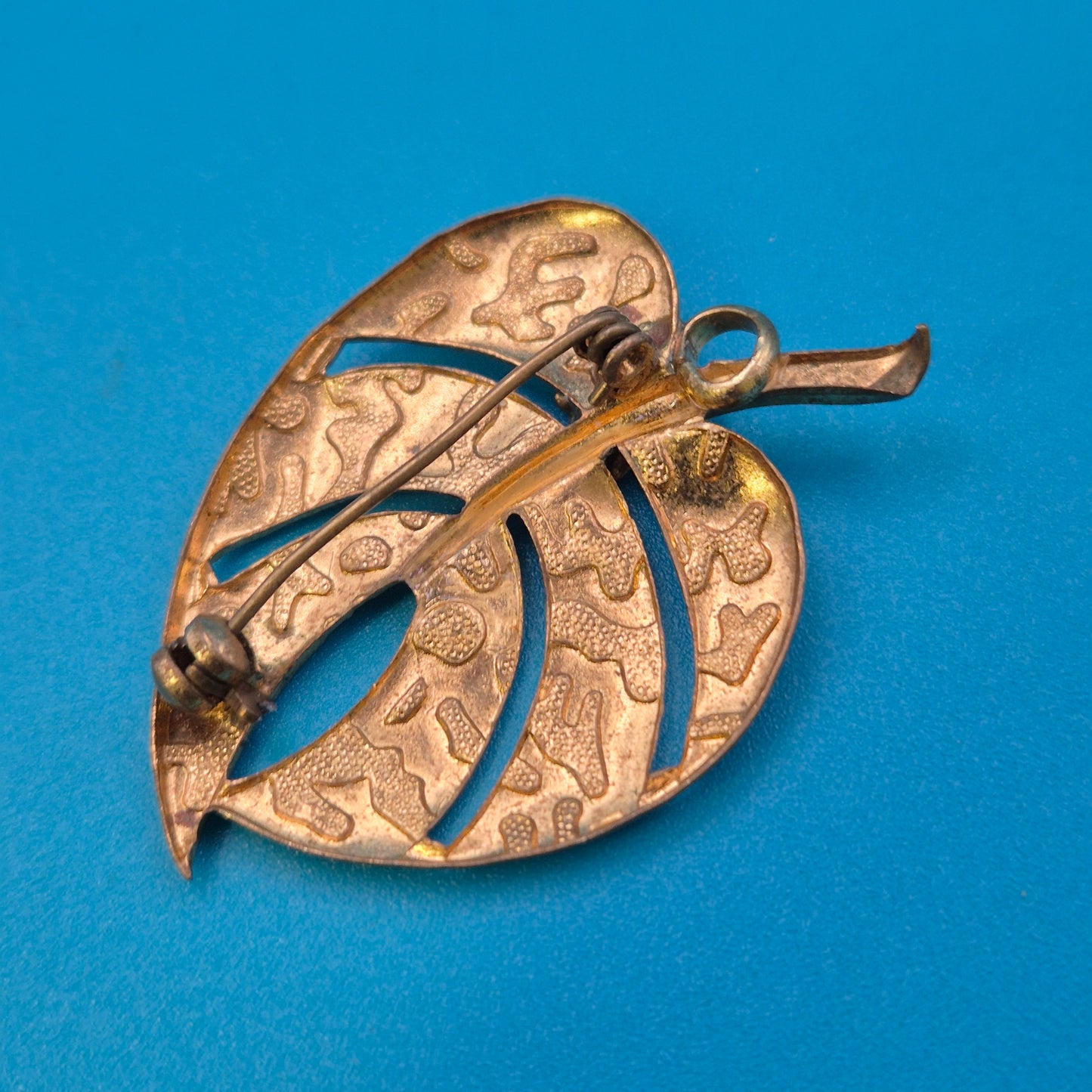 Vintage Blatt-Brosche Goldfarben mit violettem Zirkonia Kristall