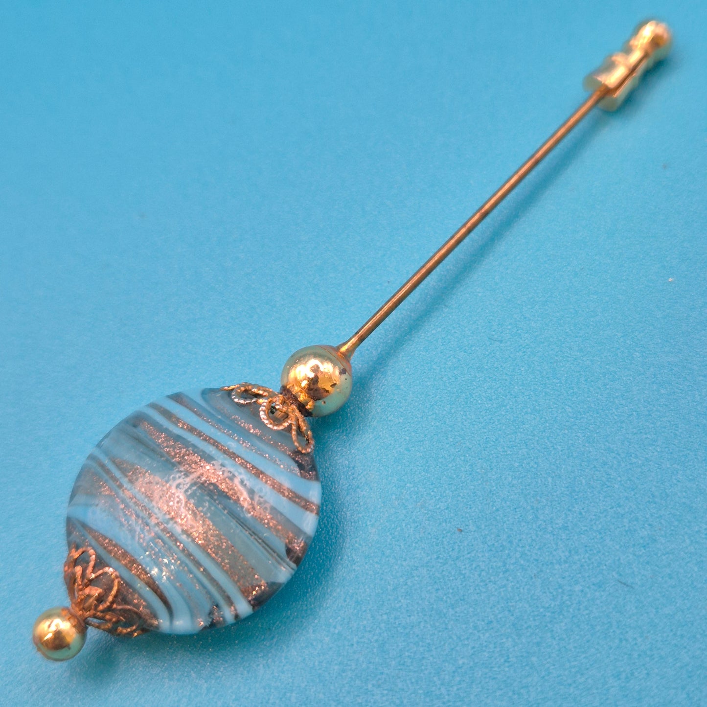 Vintage Hutnadel mit kunstvoll gemusterter Glasperle & Gold-Finish