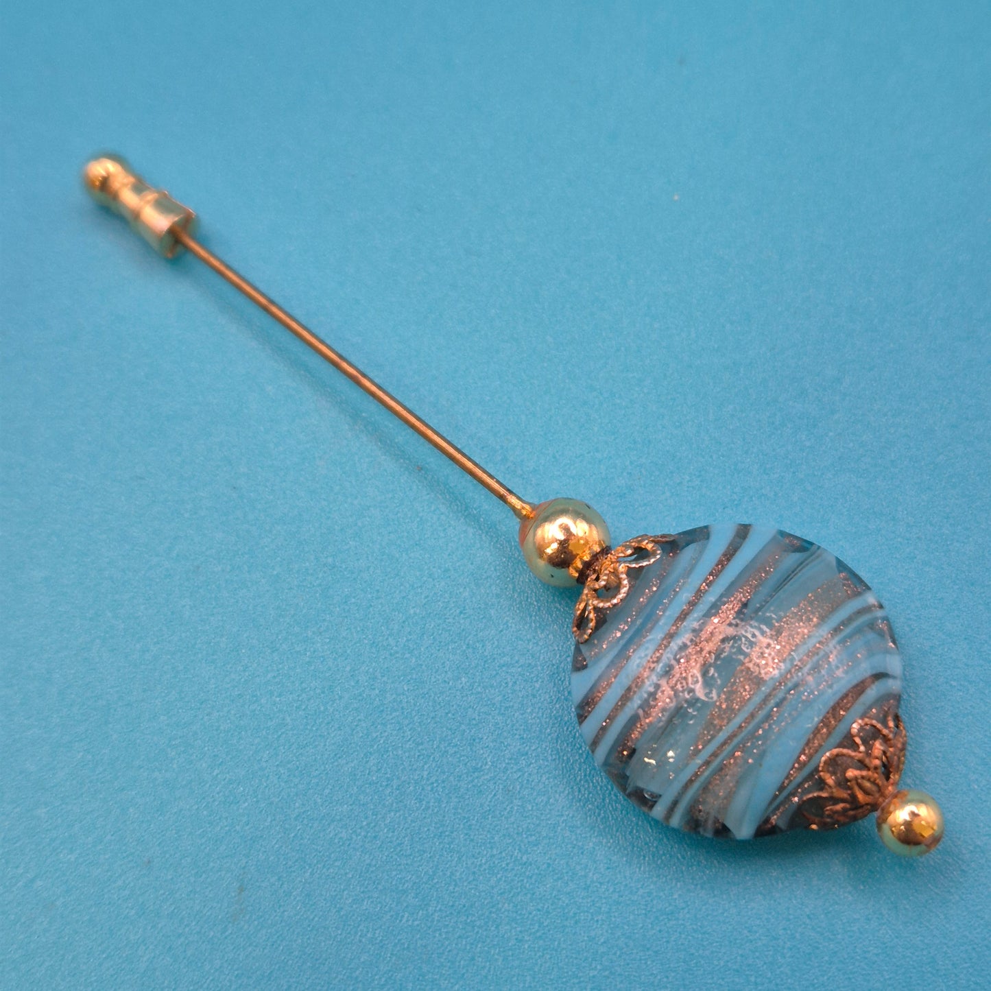 Vintage Hutnadel mit kunstvoll gemusterter Glasperle & Gold-Finish