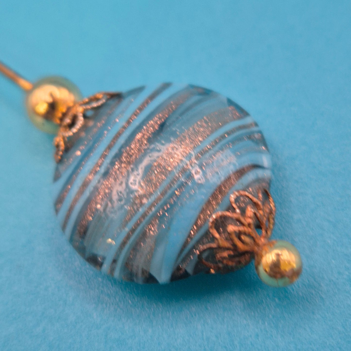 Vintage Hutnadel mit kunstvoll gemusterter Glasperle & Gold-Finish