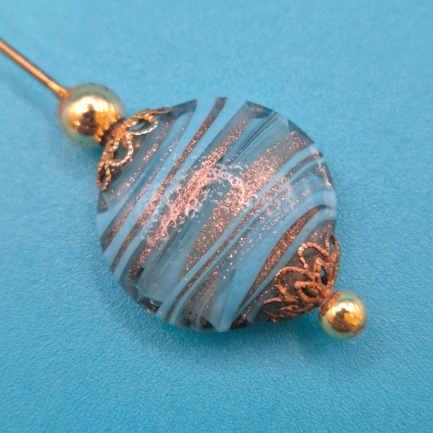 Vintage Hutnadel mit kunstvoll gemusterter Glasperle & Gold-Finish