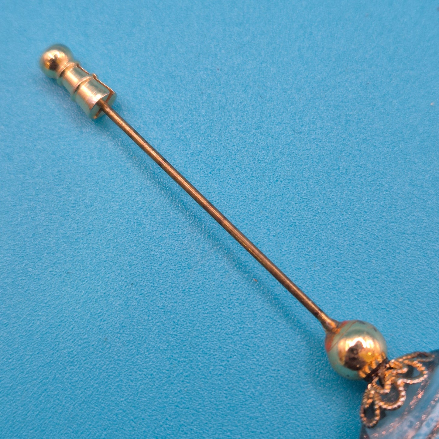 Vintage Hutnadel mit kunstvoll gemusterter Glasperle & Gold-Finish