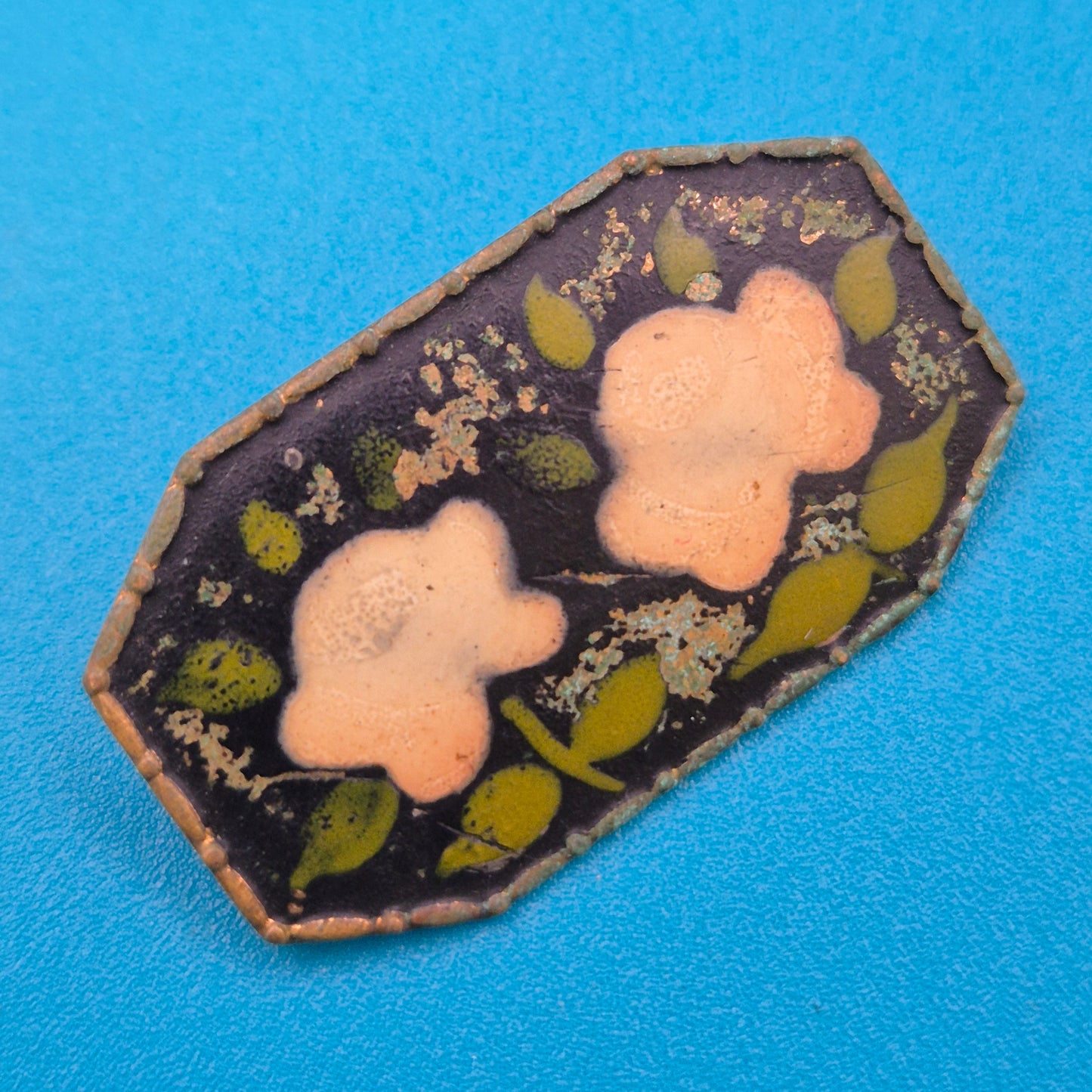Vintage Emaille-Brosche mit Blumenmotiv in Goldton