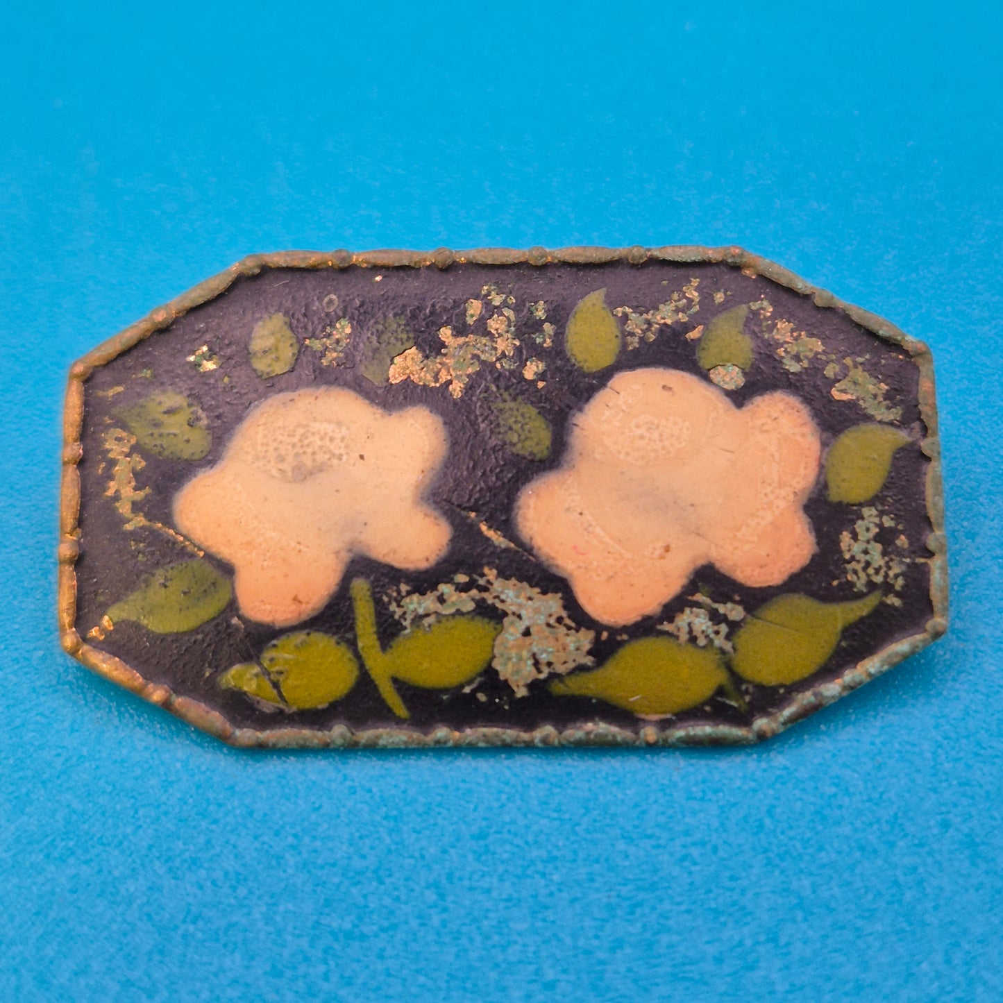 Vintage Emaille-Brosche mit Blumenmotiv in Goldton