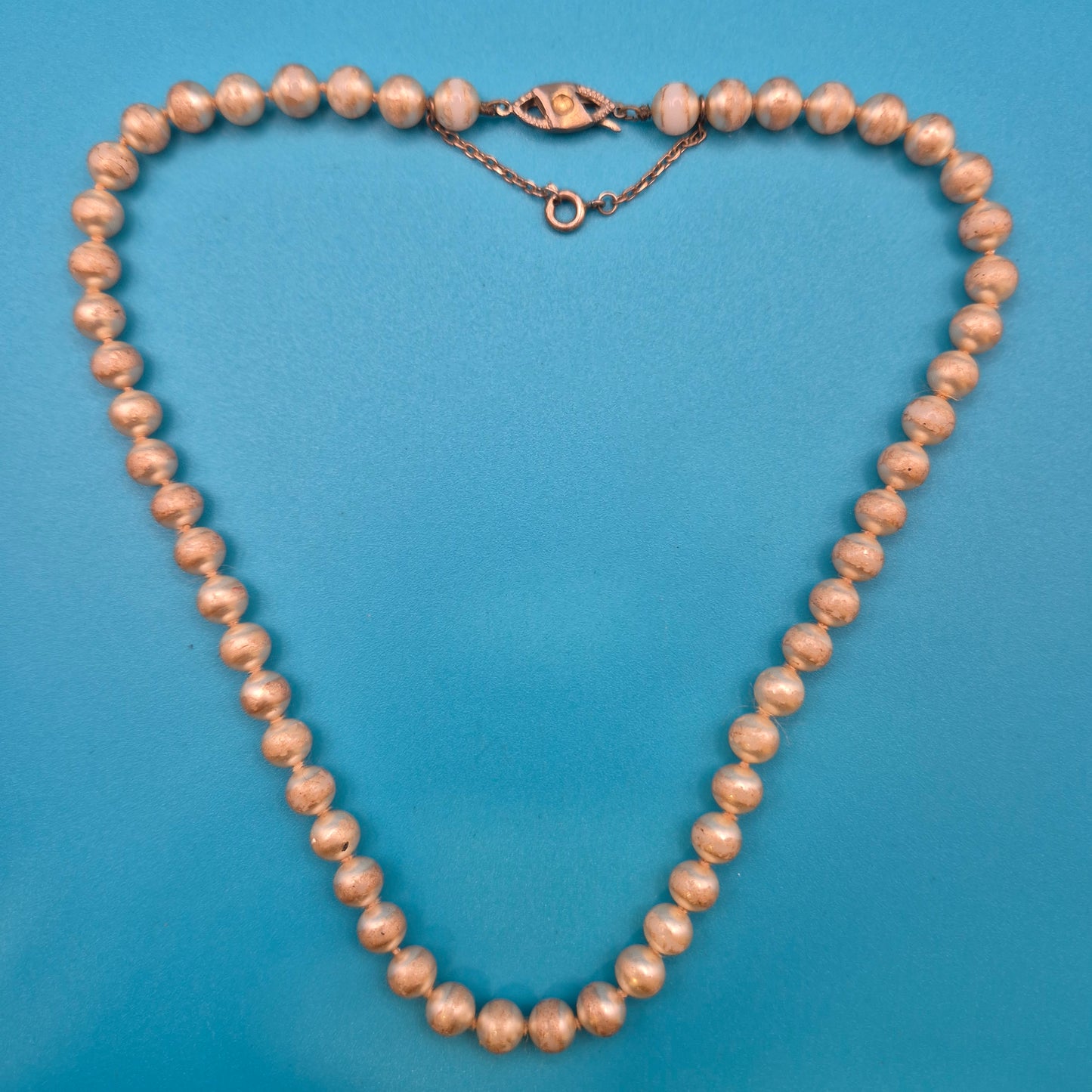 Elegante Vintage Perlenkette mit kunstvoller Schließe – Klassischer Chic