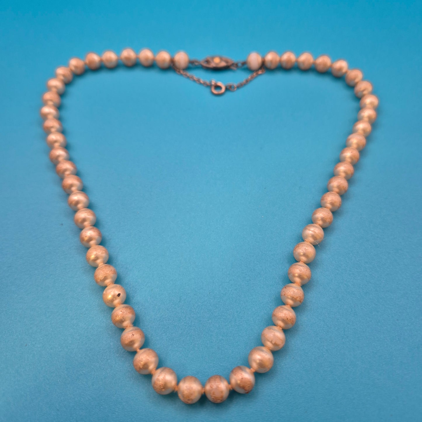 Elegante Vintage Perlenkette mit kunstvoller Schließe – Klassischer Chic