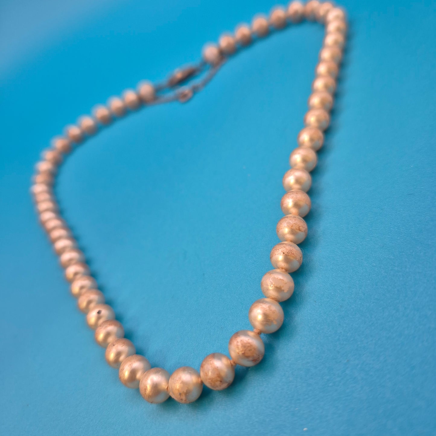 Elegante Vintage Perlenkette mit kunstvoller Schließe – Klassischer Chic
