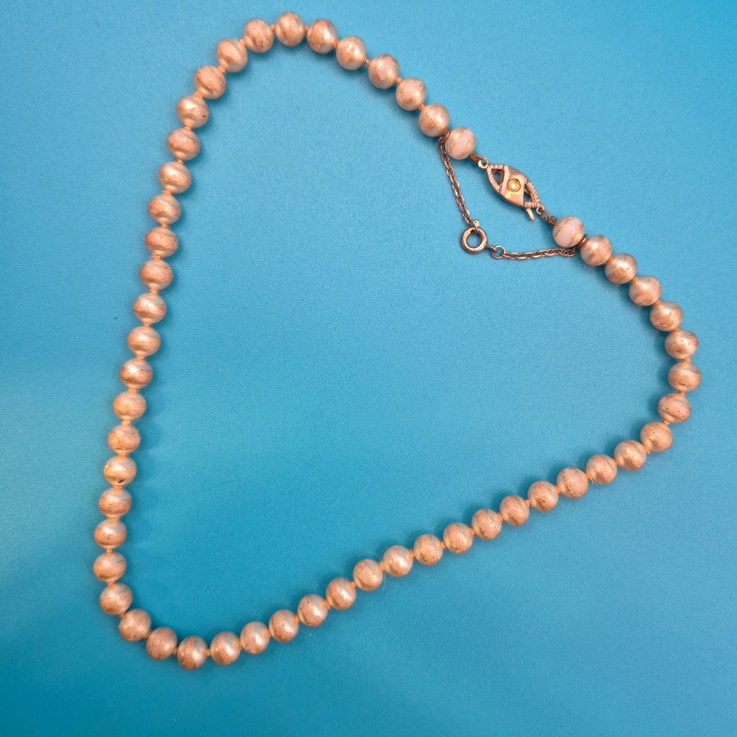 Elegante Vintage Perlenkette mit kunstvoller Schließe – Klassischer Chic
