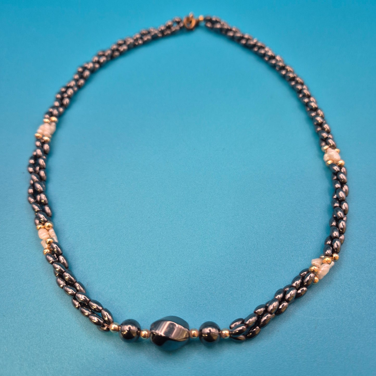 Elegante Vintage-Kette mit Hämatit-Perlen und Naturperlen-Akzenten