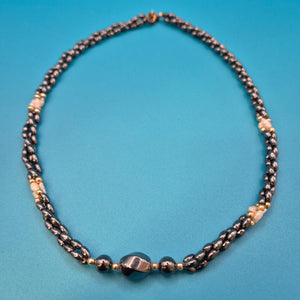 Elegante Vintage-Kette mit Hämatit-Perlen und Naturperlen-Akzenten