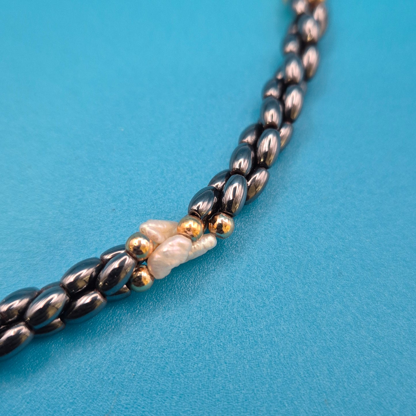 Elegante Vintage-Kette mit Hämatit-Perlen und Naturperlen-Akzenten