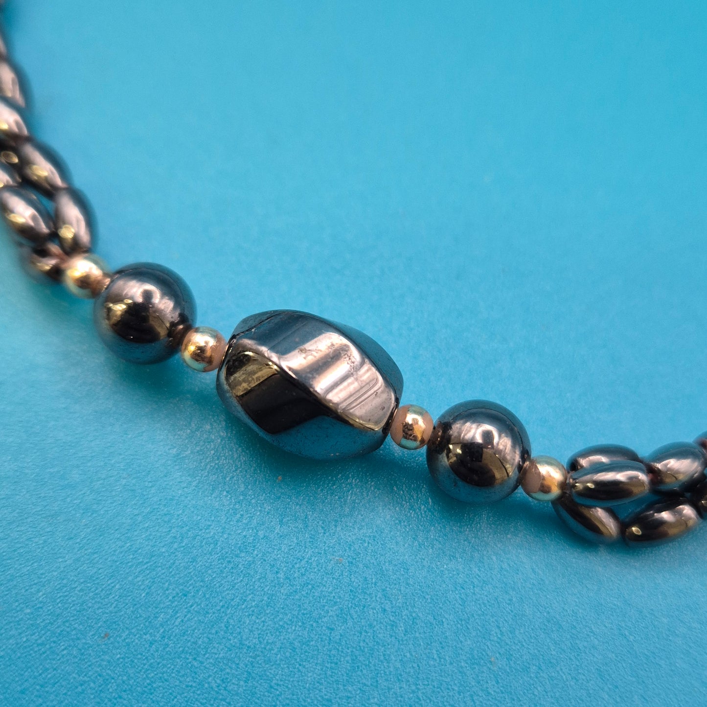 Elegante Vintage-Kette mit Hämatit-Perlen und Naturperlen-Akzenten