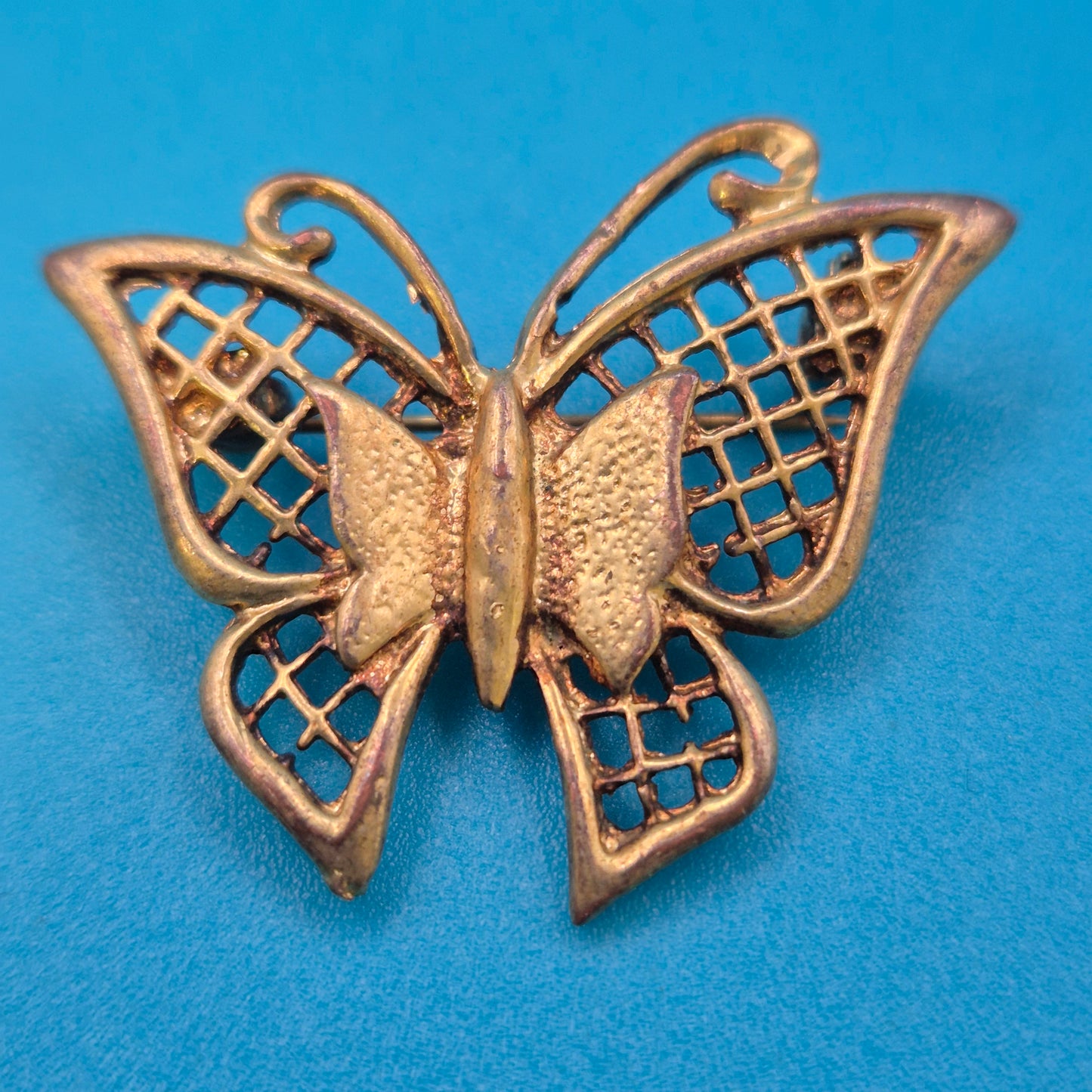 Vintage Schmetterlings-Brosche in Goldoptik mit filigranem Netzmuster