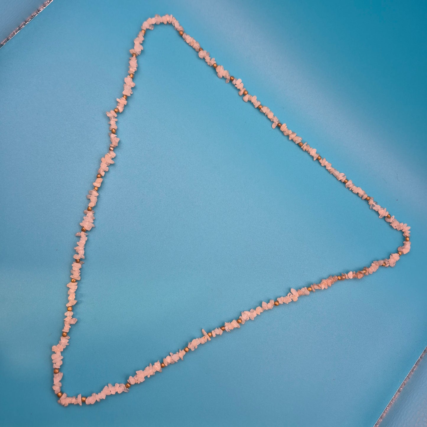 Vintage Rosenquarz Chip-Kette mit goldenen Akzenten