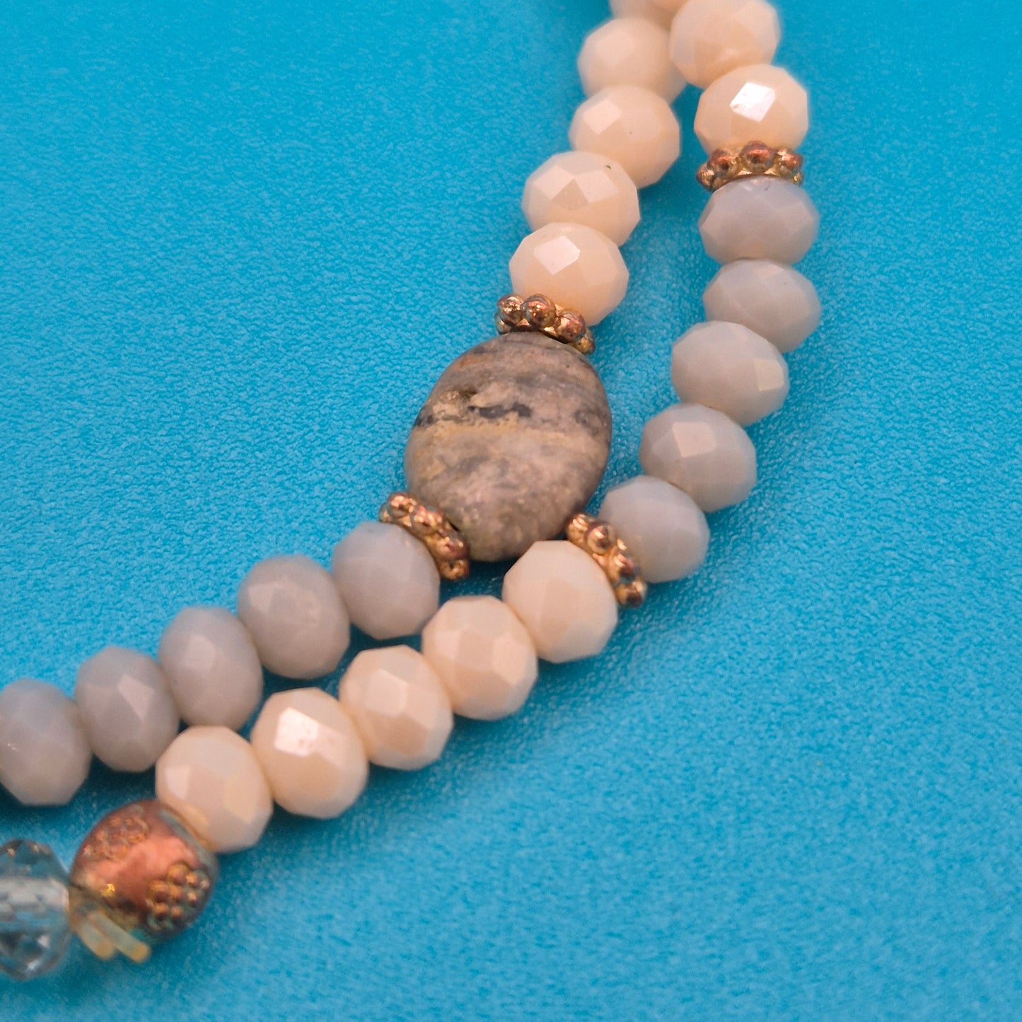 Boho-Chic Wickelarmband mit Naturstein-Akzenten und Perlen